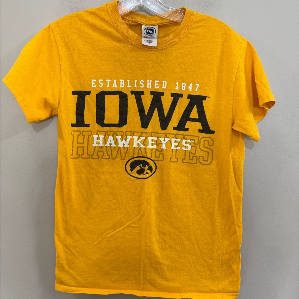 New Agenda Iowa Hawkeyes NCAA University of Iowa T-Shirt. Size small